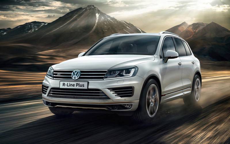 Comparison Volkswagen Atlas Rline 2018 vs Volkswagen Touareg V6 Executive 2017 SUV Drive